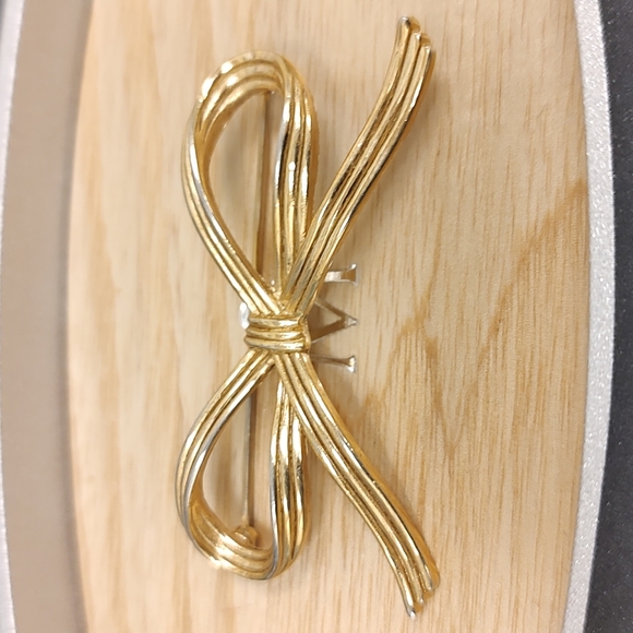 Trefari Gold Bow Brooch - Picture 1 of 1